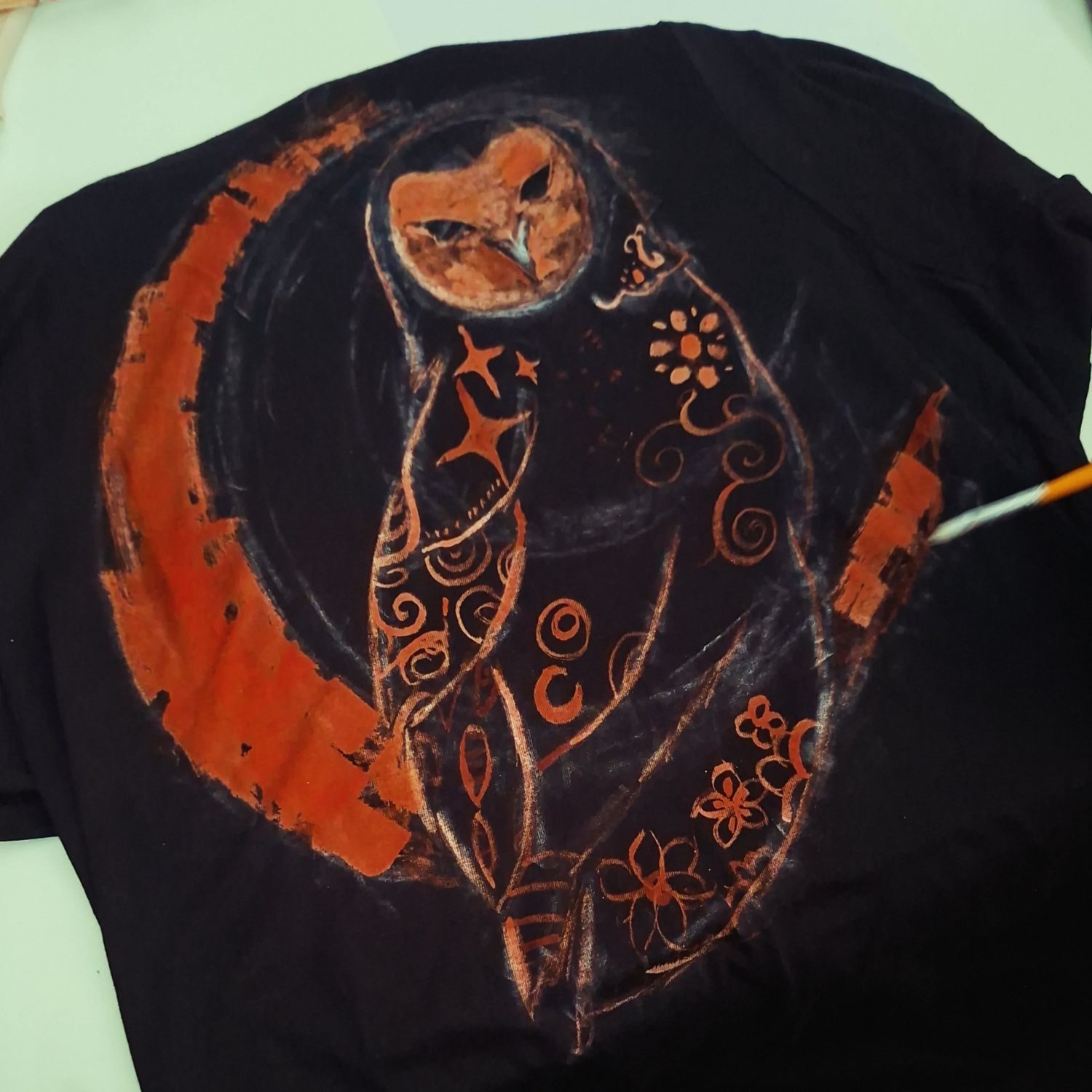 Koszulka malowana techniką bleach art — sowa
